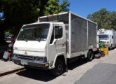 Seis anos depois, visto pelo lado oposto, o caminhão anterior participa da mesma feira livre de Montevidéu (foto: LEXICAR).