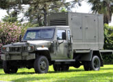 Marruá AM31 militar transportando um grupo gerador.