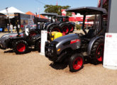 Na Expointer 2018 pela primeira vez a Agrale mostrou toda sua família de tratores agrícolas com novo padrão visual; na imagem os modelos leves 4233 (articulado) e 4100 (foto: LEXICAR).