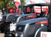 Os modelos Agrale 7215, 5105 e 575 na Expointer 2018: toda a linha foi unificada sob a nova cor prata com rodados vermelhos (foto: LEXICAR). 