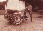 O catarinense José Lunelli, em 1967, com seu cultivador Agrisa (fonte: Paulo Roberto Steindoff / lunellimaquinas).