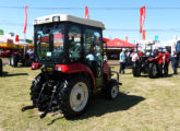 Trator 1155-SE cabinado, exposto na feira Agrishow 2017 (foto: LEXICAR).