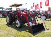 Trator 1160 equipado com pá carregadeira (ou plaina agrícola, no jargão do setor), apresentado no Agrishow 2017 (foto: LEXICAR).