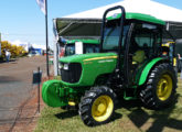 Trator fruteiro John Deere 5075 EF com cabine Agroleite, exposto na feira Agrishow 2017 (foto: LEXICAR).