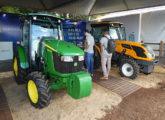 Stand da Agroleite no Agrishow 2019 mostrando sua nova cabine, lançada no ano anterior, equipando um John Deere 5080 EN e um Valtra A750F (foto: LEXICAR).