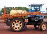 Trator agrícola Ford transformado em pulverizador pela paranaense Agro Spray.