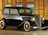 Ford 33/34 Tudor Sedan, com quatro lugares.