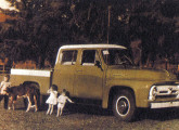 Primeira cabine-dupla construída por Raul Boff, em 1960, em foto com seus filhos.