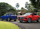 (d>e) Audi Q3 Sportback e SUV 2026: note o friso luminoso sob as lanternas, que agrega a função de seta; também o logotipo traseiro é iluminado.