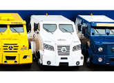 Três carros para transporte de valores de construção recente, sobre chassis Mercedes-Benz e Volkswagen.