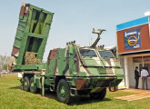 Lançador de foguetes AV-LMU 6x6, com motor Tatra de 408 cv, transmissão semiautomática, suspensão independente com controle de altura, ABS, ar condicionado e GPS (foto: LEXICAR).