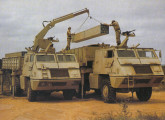 Sistema Astros: caminhão de apoio abastecendo de mísseis e veículo lançador.