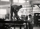 Soldagem da parte traseira da cabine na fábrica carioca da Berliet (fonte: portal memoires-industrielles).