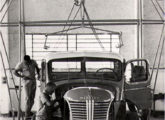 Instalação da cabine sobre o chassi (fonte: portal memoires-industrielles).