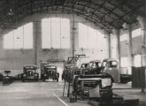 Seis Berliet montados no Brasil, em diferentes fases de acabamento, em fotografia de 1956 (fonte: portal memoires-industrielles).
