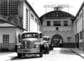 Caminhões Berliet, fotografados em 1956 diante da fábrica carioca (fonte: Paulo Roberto Steindoff / memoires-industrielles).