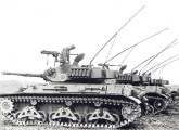 Tanque X1-A2, resultado da modernização de velhos blindados da II Guerra, contou com a participação da Bernardini no fornecimento de importantes componentes.