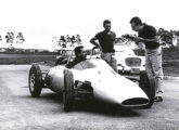 Na presença de Toni Bianco, Bird Clemente conversa com o piloto Eugênio Martins, ao volante do Fórmula Jr (fonte: portal birdclemente).