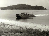 Anfíbio Camanf em exercício de desembarque na Ilha do Governados (RJ), na década de 70 (foto: Marinha do Brasil).