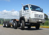 Caminhão VW Worker 8x4 com segundo eixo direcional.