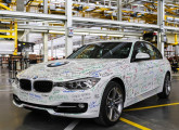 Primeiro automóvel BMW montado no Brasil, este sedã 328i flex foi autografado por todos os empregados da nova fábrica catarinense.