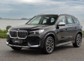 Terceira geração do BMW X1, nacionalizada em 2023, aqui na versão intermediária 20i X-Line (a versão de entrada 18i GP dela difere pela ausência dos acabamentos cor prata no rodapé das portas e sob os para-choques).