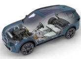 Vista fantasma do X5 PHEV evidenciando o motor híbrido, o banco de baterias e o tanque de combustível.