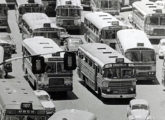 Um Bons Amigos em chassi LP cercado de Metropolitanas-LPO no caótico trânsito do Rio de Janeiro (RJ), em fevereiro de 1972; à direita da imagem, um Cirb (fonte: Arquivo Nacional).