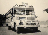 Ônibus Bons Amigos com motor externo ao salão; pertencente à carioca Viação Garcia, em 1955 operava a linha Campo Grande-Barra de Guaratiba, na Região Oeste da cidade do Rio de Janeiro; note que, para transportar passageiros em pé, a altura do teto era maior do que nos lotações (fonte: portal ciadeonibus).