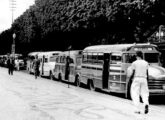 Ponto de lotações na avenida Afonso Pena, centro de Belo Horizonte (MG), no início dos anos 50: à direita um Chevrolet com carroceria Bons Amigos, seguido de um Fargo com carroceria Metropolitana (fonte: portal Fotos Antigas de Belo Horizonte).