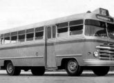 Ônibus com a mesma carroceria, pertencente à extinta empresa carioca Fussman; note a criativa solução para o para-sol dianteiro, que viria a ser aproveitada, no final da década, pela Vieira  (fonte: ciadeonibus / Moacir Ramos).