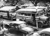 Um lotação Bons Amigos com novas janelas laterais no conturbado trânsito carioca no final da década de 50.