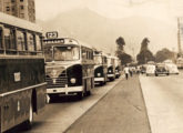 Em 1964 a empresa estadual de transportes do Rio de Janeiro CTC renovou parte da frota com chassis Mercedes-Benz LPO equipados com carrocerias simplificadas fornecidas por diversos fabricantes; esta imagem mostra o desfile dos ônibus no Centro do Rio, em abril daquele ano; à esquerda, o modelo Bons Amigos (fonte: Arquivo Nacional).