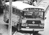 Mercedes-Benz LPO com a nova carroceria urbana Bons Amigos apresentada na segunda metade da década de 60, em uma cena típica do indisciplinado trânsito carioca; o veículo pertencia à empresa União, de Duque de Caxias (RJ) (fonte: classicalbuses).