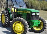 Cabine especial para trator fruteiro instalada em John Deere 5403.