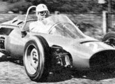 Jayme Silva em Interlagos no monoposto Brasil com chassi Fórmula Jr e motor Simca V8. O carro disputou as provas de 500 km em 1962 e 63 (fonte: site carroantigo).