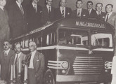 Foto comemorativa da venda da primeira carroceria produzida pela Inca para uma empresa de Americana (SP).
