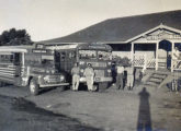 Ônibus pesado Brasinca servindo à cidade de Panorama, no extremo Oeste paulista, às margens do rio Paraná; ao lado, um Ford 1948-50 com carroceria Caio (fonte: Ivonaldo Holanda de Almeida).