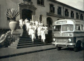 Ônibus Brasinca (provavelmente sobre chassi Ford importado) utilizado no transporte de estudantes da Faculdade de Medicina de Ribeirão Preto (fonte: Museu FMRP-USP).