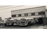 Quatro ônibus com carrocerias Brasinca da empresa mineira T.U.R.I., que também operou transportes urbanos no Rio de Janeiro (RJ) na década de 50; a foto foi tomada diante da garagem da empresa, no bairro de Bonsucesso (fonte: Ivonaldo Holanda de Almeida).