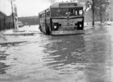 Brasinca em chassi Scania-Vabis enfrentando enchente no Rio de Janeiro (RJ) na década de 50 (fonte: Arquivo Público do Estado de São Paulo).