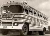 Moderna carroceria rodoviária sobre chassi FNM da empresa Reunidas, de Araçatuba (SP); fabricada em 1956 ou 57, trazia os mesmos para-brisas da cabine do caminhão FNM.
