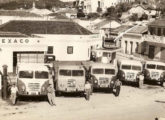 Cinco FNMs fotografados em Serra Negra (SP), provavelmente no final da década de 60, quatro com cabines Brasinca - coincidentemente, três deles com para-brisas planos e ainda sem lanternas acopladas aos faróis.