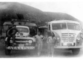 FNM/Brasinca 1955 ao lado de um Ford F-8 norte-americano (fonte: portal alfafnm).