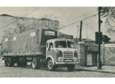 Cavalo-mecânico FNM com cabine Brasinca da transportadora internacional Transparaguay, de Foz do Iguaçú (PR); a foto é de 1966 (fonte: Transporte Moderno).