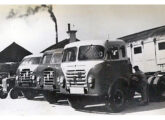 Tomada diante da fábrica da FNM em 1956, esta foto mostra as três principais cabines disponíveis à época para o Fenemê: Brasinca (à direita), de fábrica e Metro (fonte: Jorge A. Ferreira Jr.).