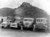 Dois Ford F-600 nacionais e dois FNM/Brasinca de modelos diferentes em fotografia tomada na Bahia em 1963 (fonte: portal alfafnm).