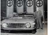 O presidente da Brasinca junto ao 4200 GT em seu stand no Salão do Automóvel (foto: Manchete).