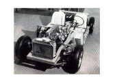 O moderno chassi do GT, mostrando o grande motor Chevrolet de seis cilindros com três carburadores SU.