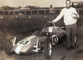 O piloto gaúcho Arnaldo Fossá, fotografado junto a um monoposto BRV (fonte: site blogdosanco).